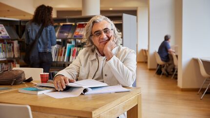Een man in de bibliotheek