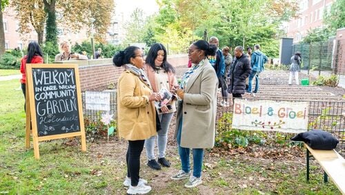 Buurtbewoners bij de tuin