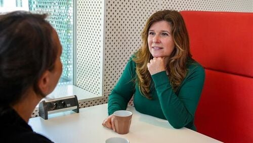 Maria in gesprek met iemand