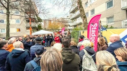 Een foto ban de bijeenkomst waarop veel mensen te zien is