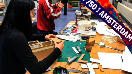 Een van de leerlingen werkt aan een ontwerp voor de tentoonstelling