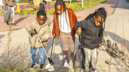 Foto Stadleven - kinderen prikken vuilnis - Suzanne Blanchard