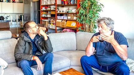 Ilias in gesprek met een bewoner