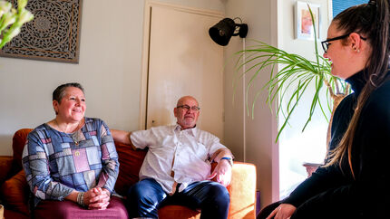 Doorstroommakelaar in gesprek met 2 bewoners