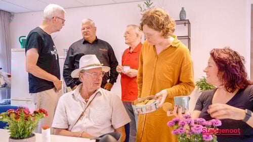 Bewoners met elkaar in gesprek tijdens de koffie-ochtend