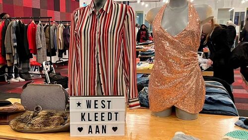 We zien de buitenkant van de winkel
