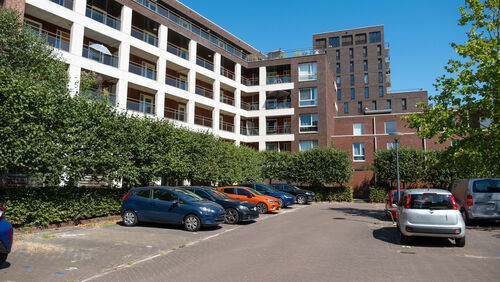 Lege en volle parkeerplekken