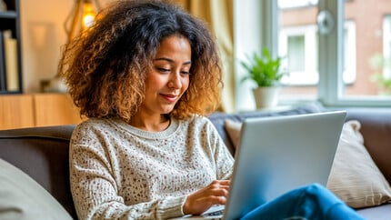 Iemand vult online een vragenlijst in